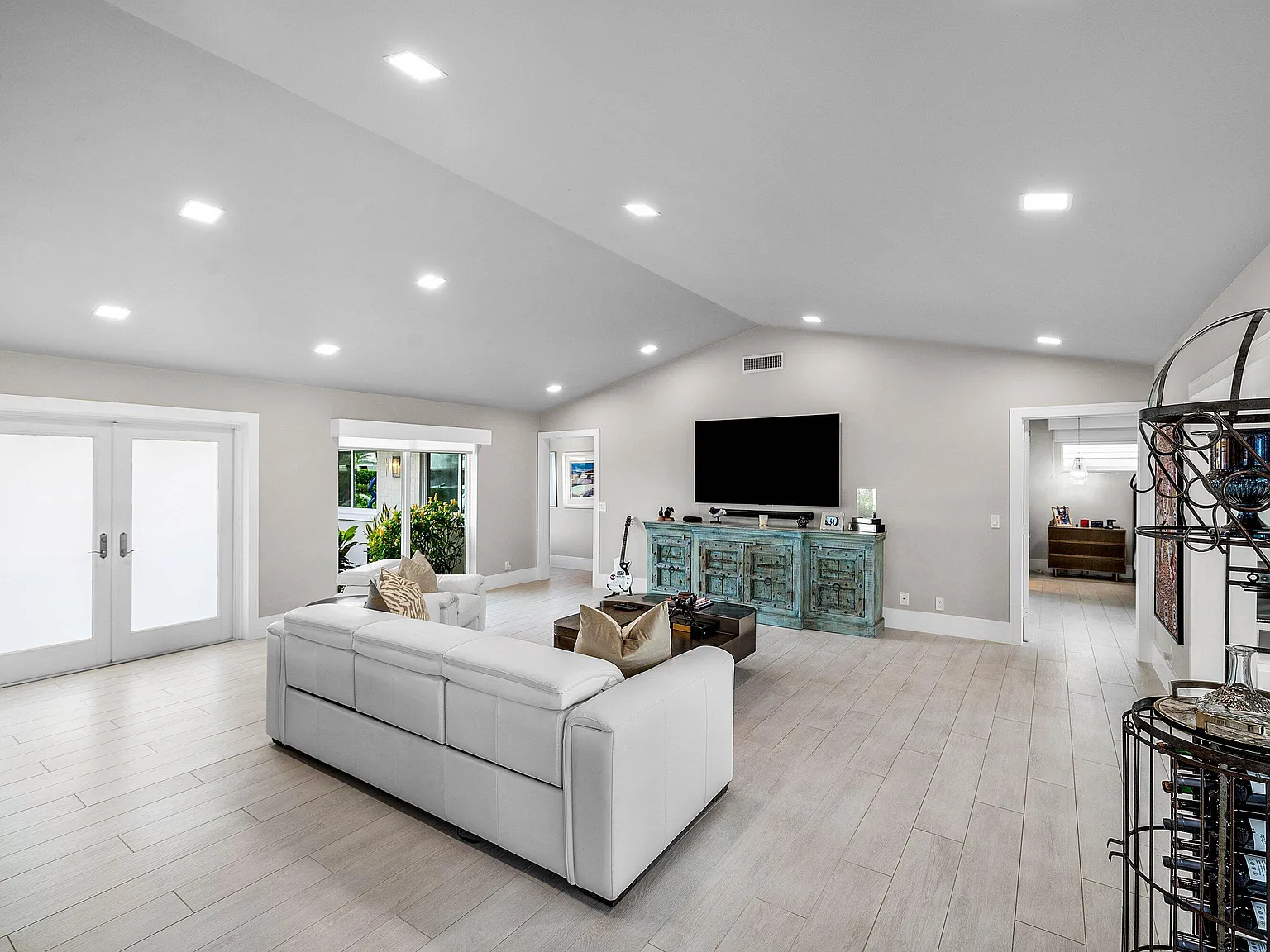 2 bed, 2.5 bath, 2314 sqft, $12,500 — Photo 3