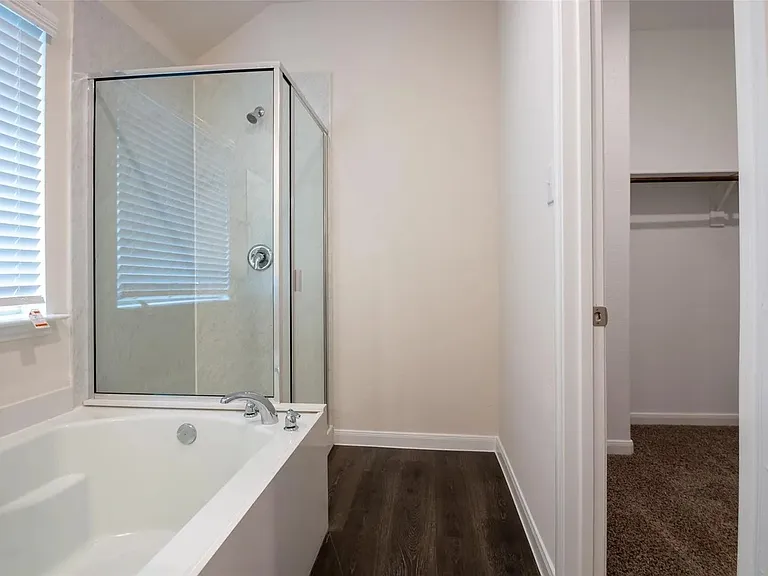 3936 Oak Creek Cir — Photo 16