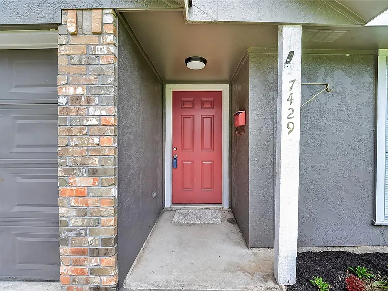 7429 Elbridge Ln — Photo 5