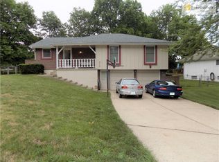 210 NE Carriage Ct, Lees Summit, MO 64064