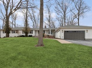 205 Ravine Forest Dr, Lake Bluff, IL 60044