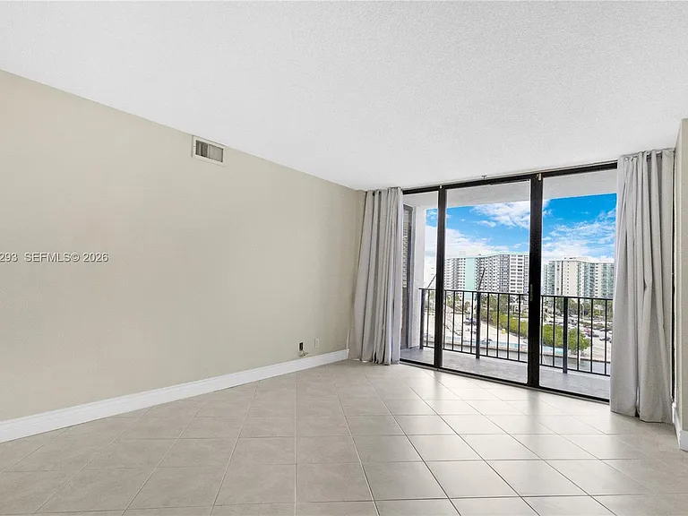 200 Leslie Dr #902 — Photo 16