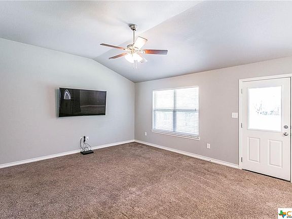 4th image of 1 Oakmont Cir