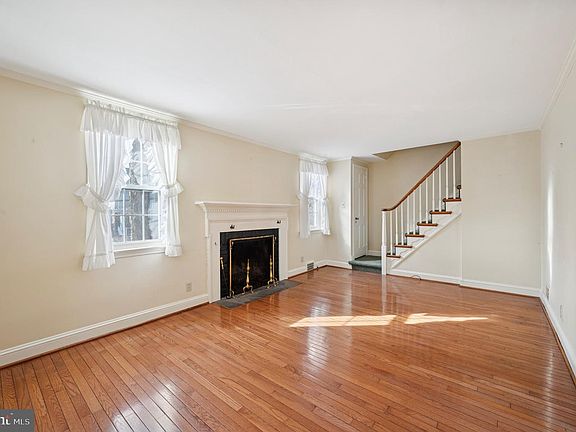 3rd image of 201 Barrie Rd