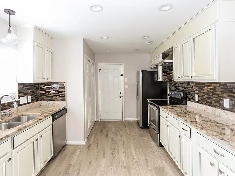 3620 Luton Ct — Photo 6