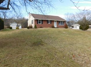 8 Pheasant Ln, Bechtelsville, PA 19505