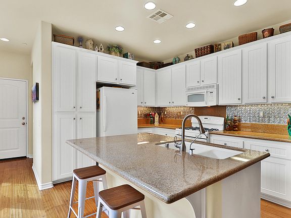 5th image of 679 Aquamarine Ave
