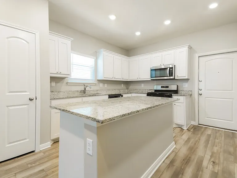 220 Marsh Ln — Photo 8