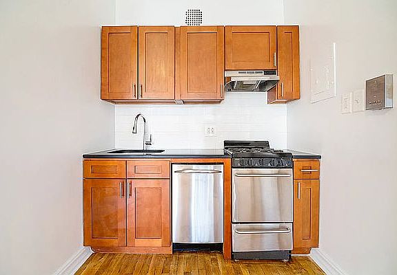 3rd image of 11 Abingdon Sq #3R