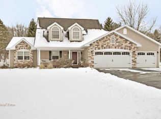 415 Holly Lynn Dr, Cary, IL 60013