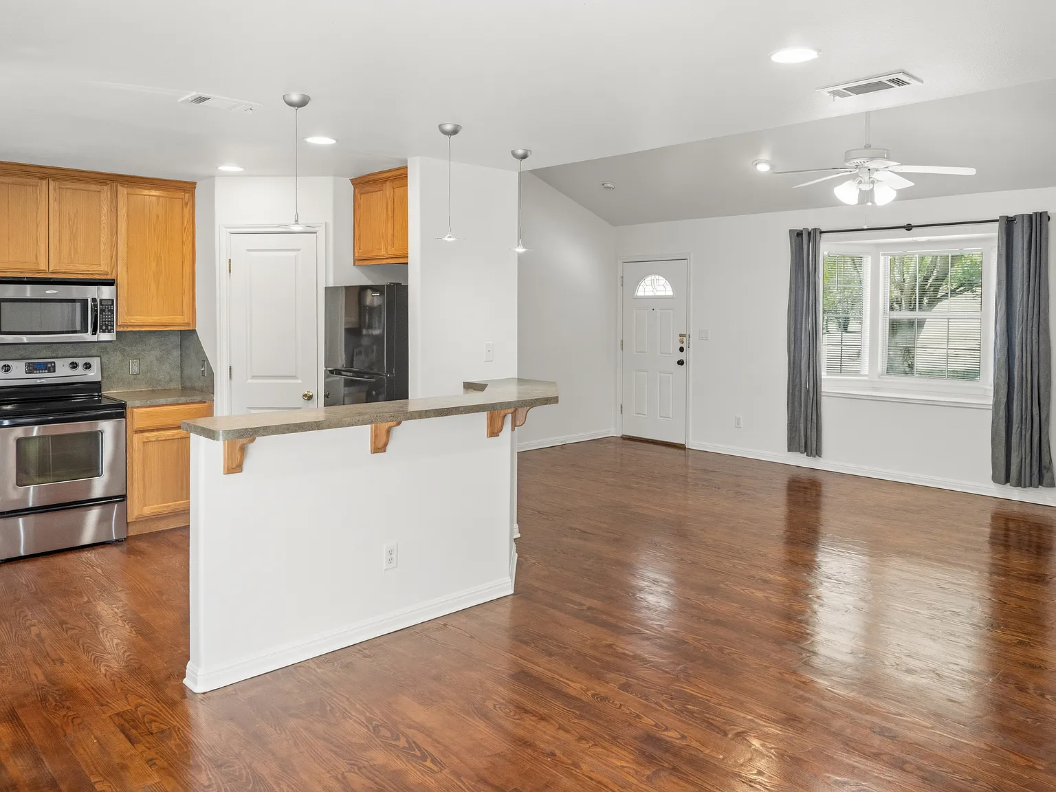 2 bed, 1200 sqft, $1,750 — Photo 4