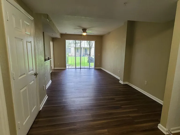 1955 Freeport Dr — Photo 2