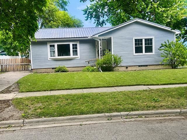 1st image of 901 Cotter St