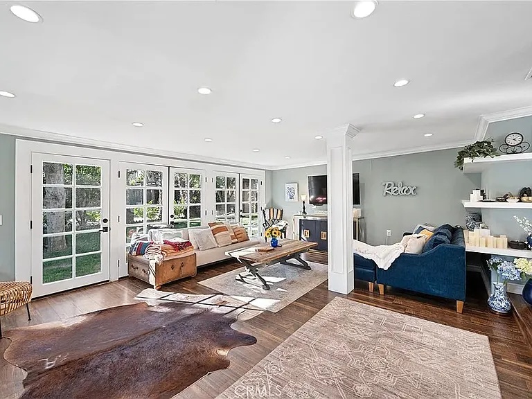 20852 Kittridge St — Photo 18