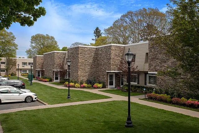 Fairfield Estates At Bohemia — Photo 3