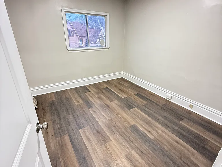 1017 Valonia St — Photo 8