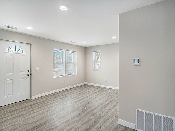 4th image of 5324 N Riverview Dr
