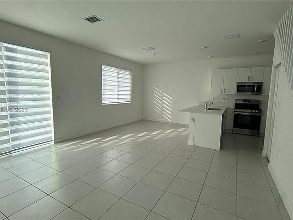5th image of 679 SE 13th Street Cir