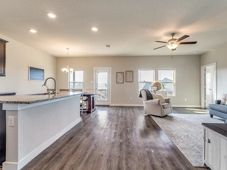 2427 Valencia Crst — Photo 7
