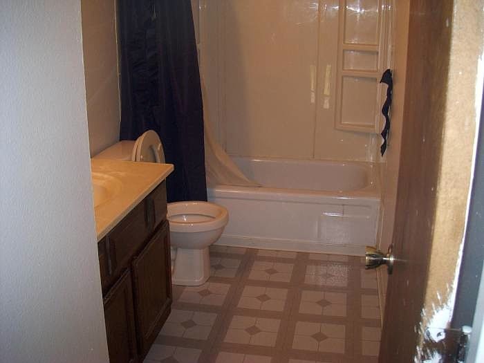 2nd image of 2433 SE 6th St