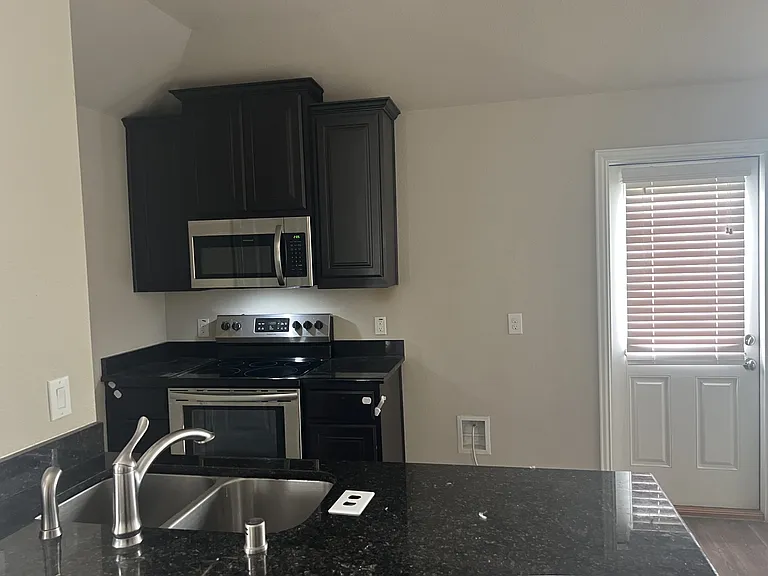 1402 Warringwood Dr — Photo 3