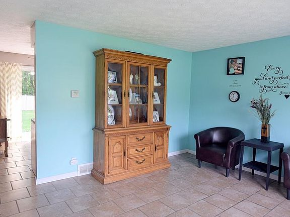 4th image of 472 Fairlane Dr