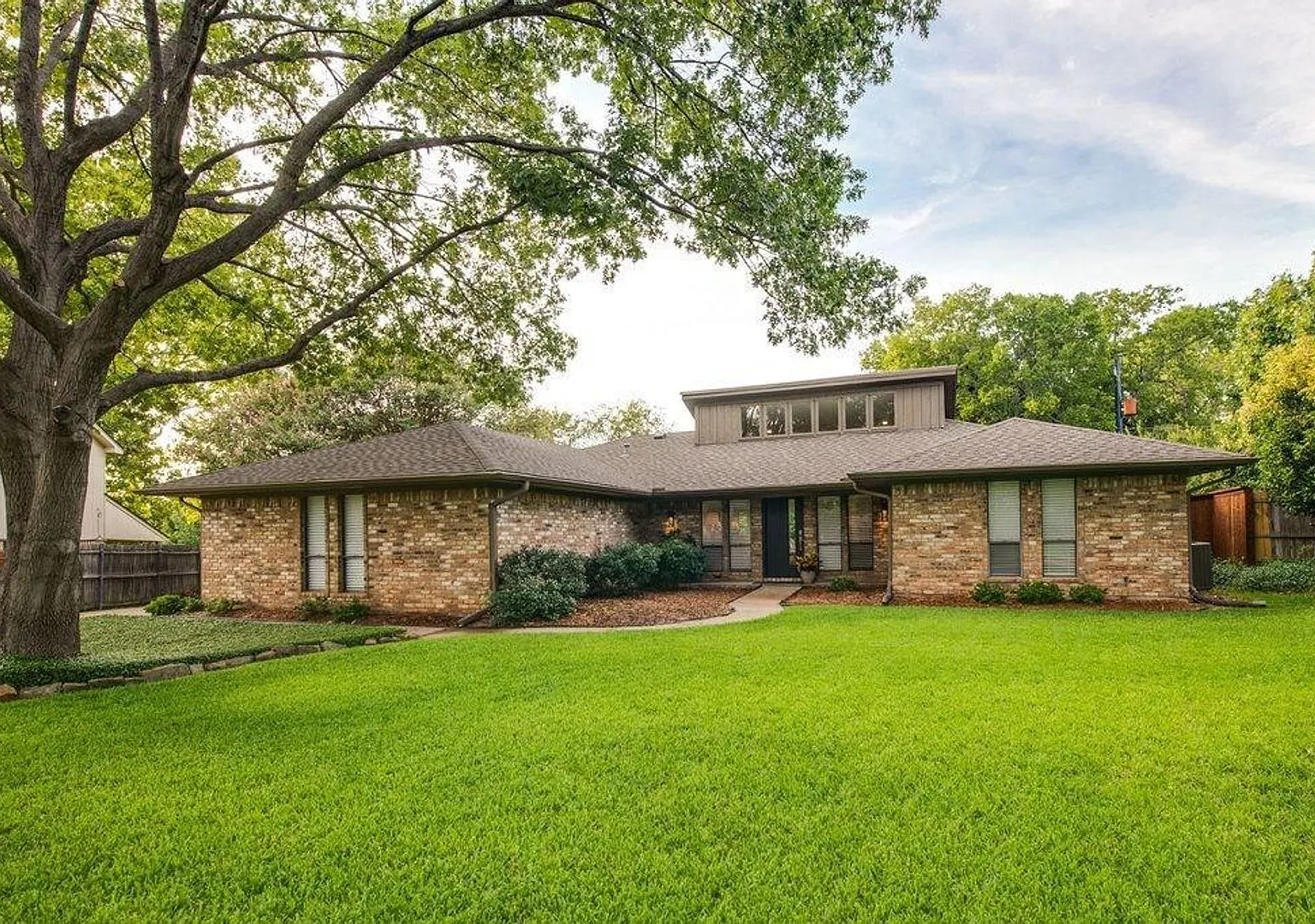 Charming 3-bedroom, 2-bathroom home in Grand Prairie — Photo 2