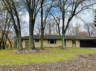 1329 Heather Hill Dr, Hubertus, WI 53033