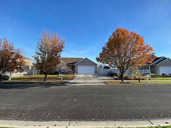 3rd image of 499 W Floribunda Dr