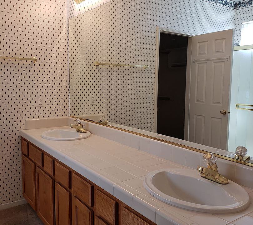 1st image of 699 Woodridge Ct