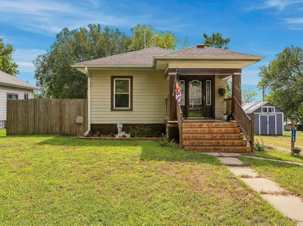 1306 Lincoln Ave, Clay Center, KS 67432