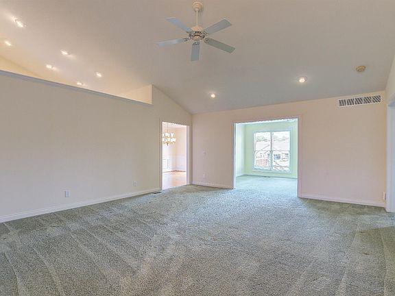 3rd image of 1207 Deerfield Cir #19