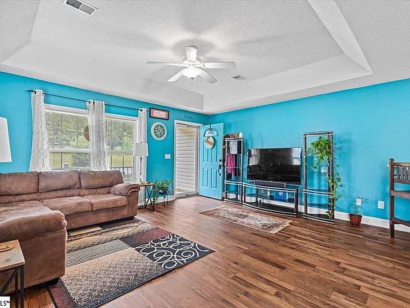 3rd image of 112 Running Creek Dr