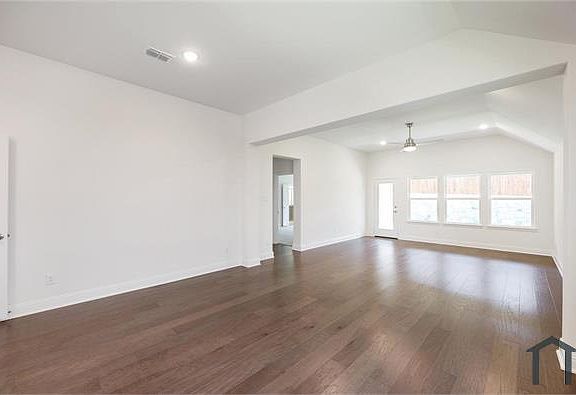 3rd image of 233 Hawthorn Dr