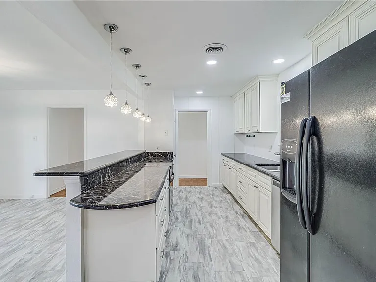 1022 Herndon St — Photo 9