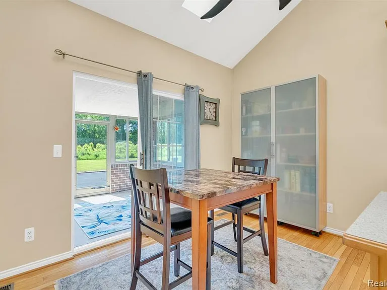 42682 Park Crescent Dr — Photo 16