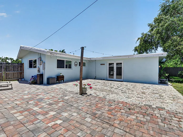 807 SW 3rd St — Photo 43