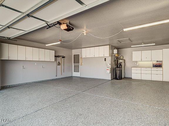 4th image of 4042 Bluegrass Dr