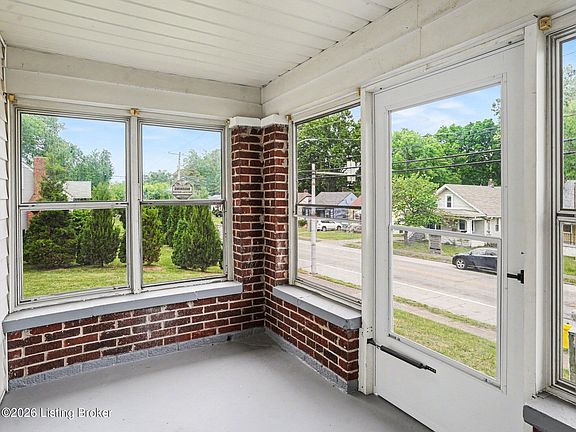 3rd image of 900 W Ashland Ave