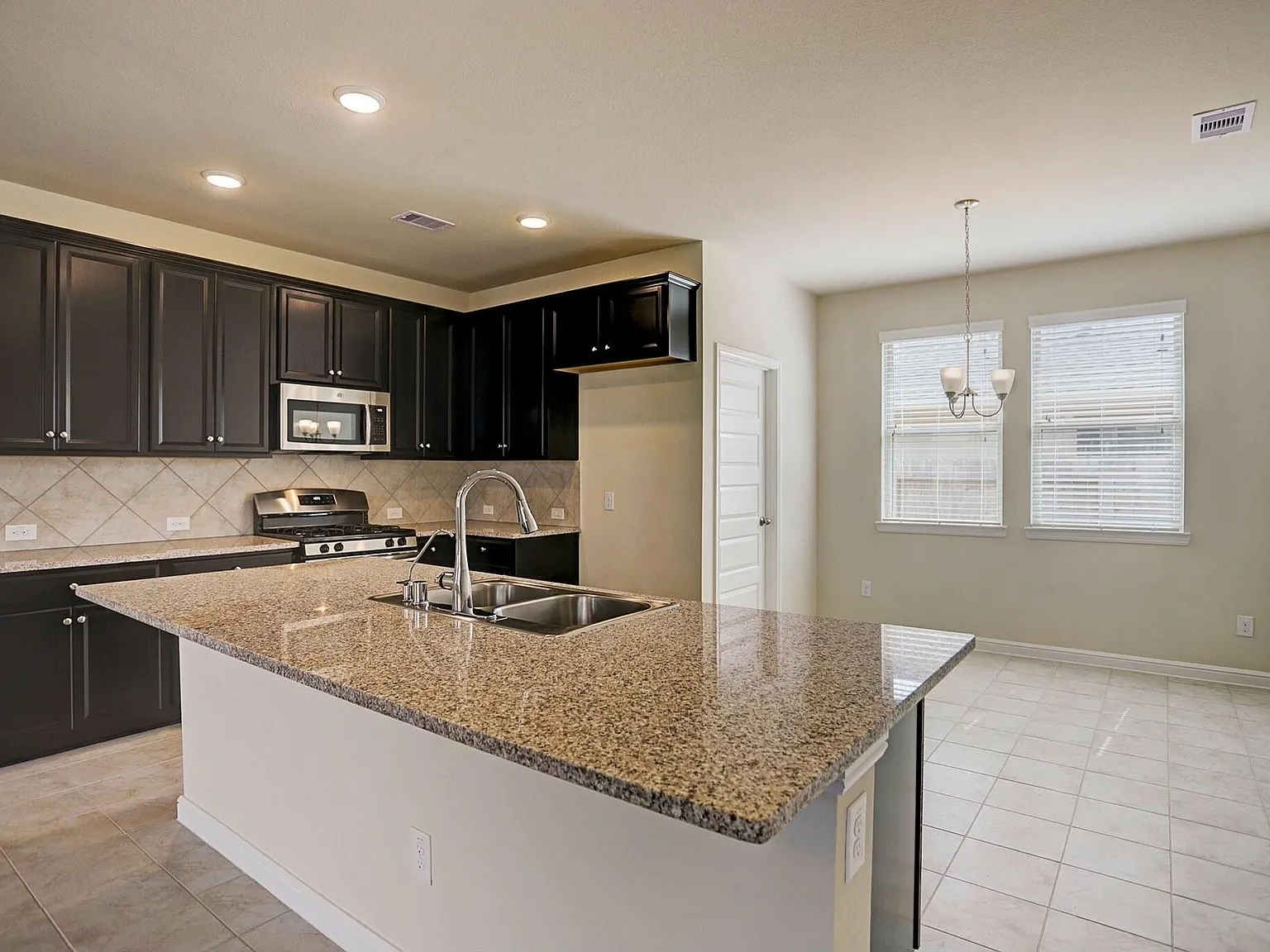 3 bed, 2.0 bath, 1896 sqft, $2,450 — Photo 2