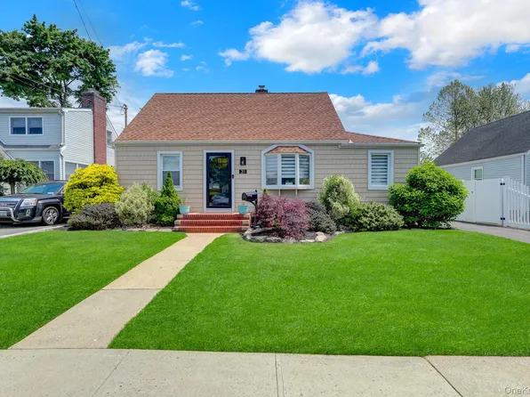 31 Locust Avenue E, Farmingdale, NY 11735
