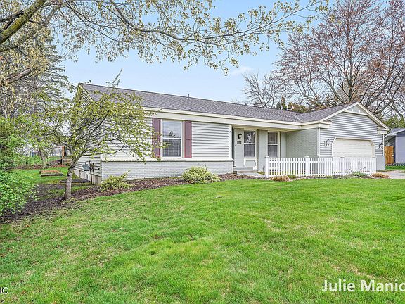 2nd image of 5509 Waterbury Pl SE