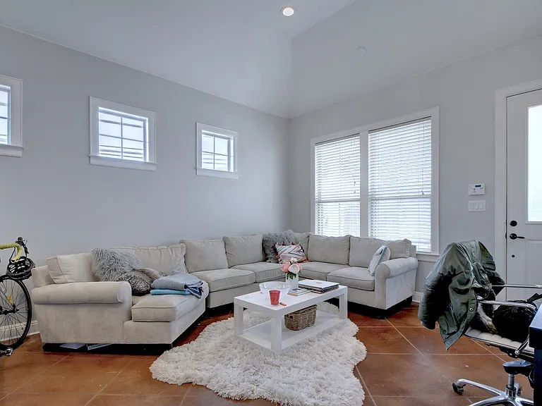 3005 Washington Sq — Photo 9