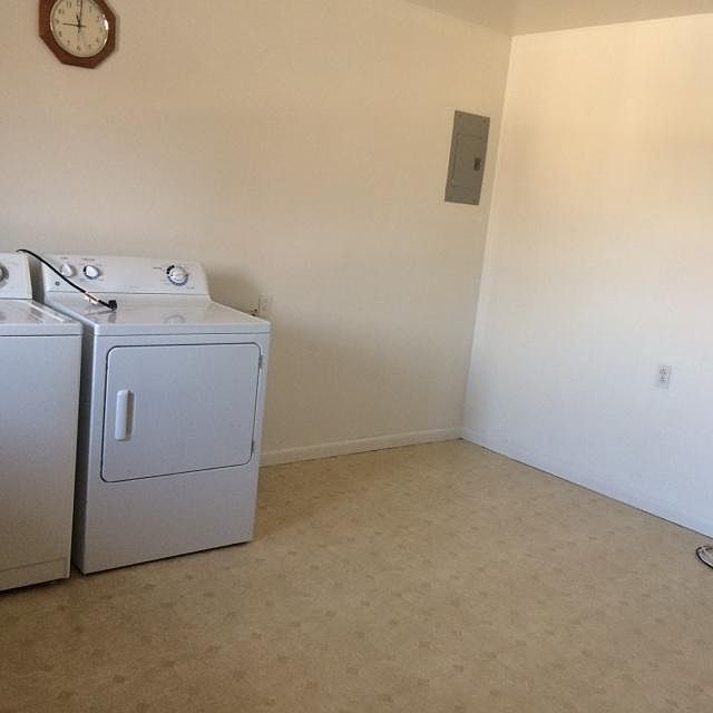 kitchen eat-in area with washer and dryer