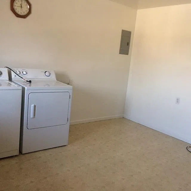 kitchen eat-in area with washer and dryer