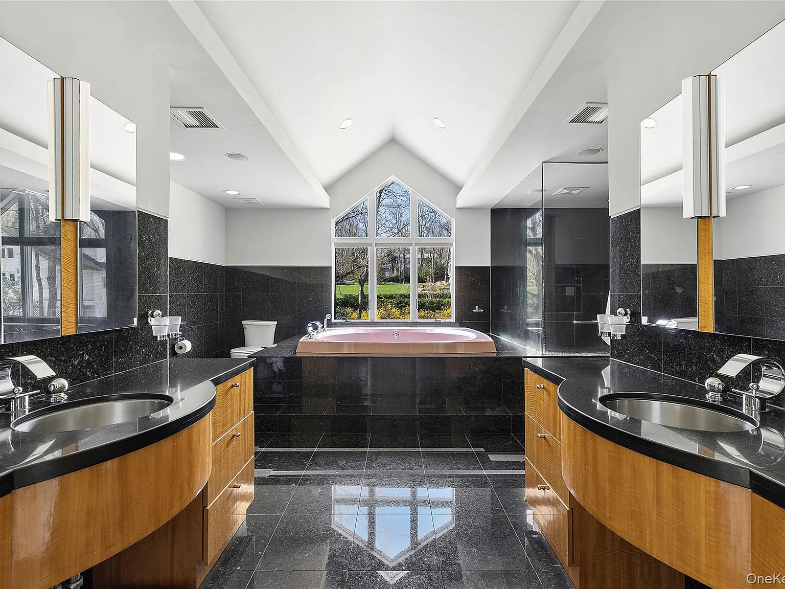 6 bed, 4.5 bath, 7109 sqft, $15,000 — Photo 3