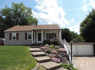 2202 Belmont Dr, Pekin, IL 61554
