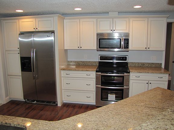 Kitchen w/ Granite Counters