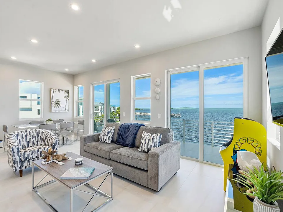 99 Seaside Ave #ID1369659P