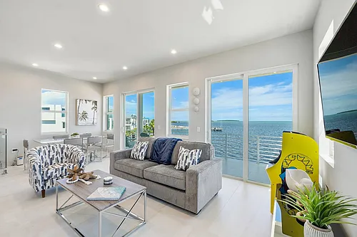 99 Seaside Ave Photo 1